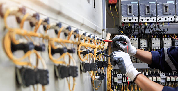 Professional Electrician technician working in Evansdale, IA